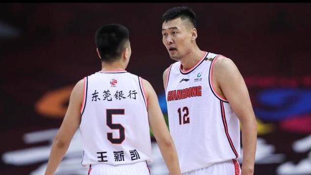 北京时间12月14日04:00，欧冠小组赛第六轮马竞迎战拉齐奥的比赛，上半场格列兹曼推射闪击得手，埃尔莫索进球被吹，半场结束，马竞1-0拉齐奥。